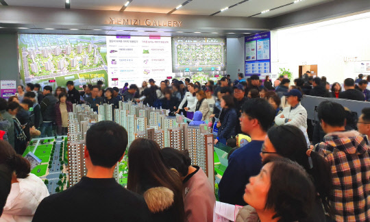 검단신도시 예미지트리플에듀모델하우스에 몰린 인파